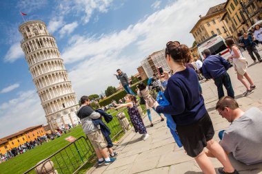Pisa, İtalya - Nisan, 2018: Ünlü Pisa Kulesi önünde poz veren ve fotoğraf çeken turistler