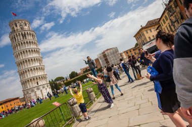 Pisa, İtalya - Nisan, 2018: Ünlü Pisa Kulesi önünde poz veren ve fotoğraf çeken turistler