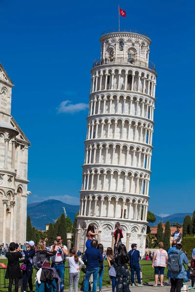 游客在著名的比萨斜塔前摆姿势拍照 — 图库照片