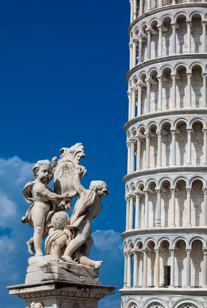 Fontana Dei Putti y la Torre Inclinada de Pisa — Foto de Stock