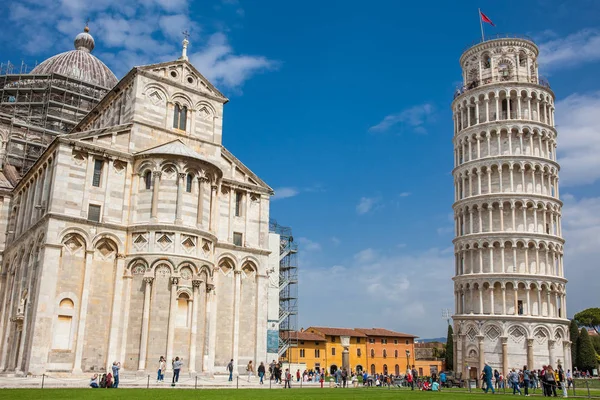 Primaria Catedral Metropolitana de la Asunción de María y la Torre Inclinada de Pisa — Foto de Stock