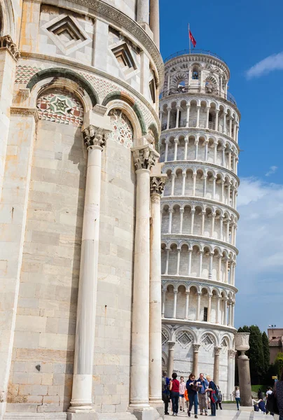 Primaria Catedral Metropolitana de la Asunción de María y la Torre Inclinada de Pisa — Foto de Stock