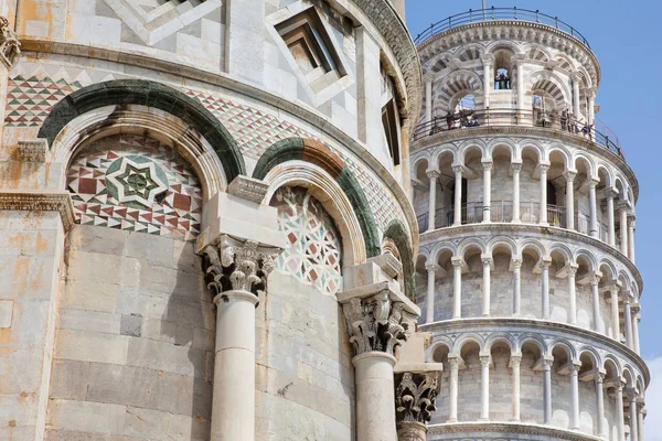 Primaria Catedral Metropolitana de la Asunción de María y la Torre Inclinada de Pisa — Foto de Stock
