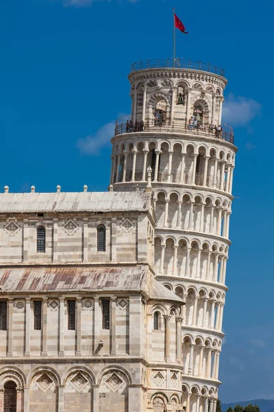 Primaria Catedral Metropolitana de la Asunción de María y la Torre Inclinada de Pisa — Foto de Stock