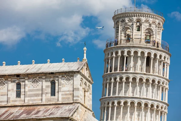 Primaria Catedral Metropolitana de la Asunción de María y la Torre Inclinada de Pisa — Foto de Stock