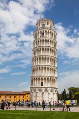 Pisa, İtalya - Nisan, 2018: Güzel bir erken bahar gününde Pisa Kulesi'nde turistler