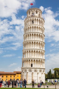 Pisa, İtalya - Nisan, 2018: Güzel bir erken bahar gününde Pisa Kulesi'nde turistler
