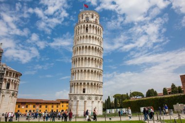Pisa, İtalya - Nisan, 2018: Güzel bir erken bahar gününde Pisa Kulesi'nde turistler