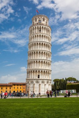 Pisa, İtalya - Nisan, 2018: Güzel bir erken bahar gününde Pisa Kulesi'nde turistler