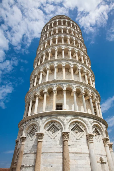 La Torre Inclinada de Pisa en un hermoso día de primavera — Foto de Stock