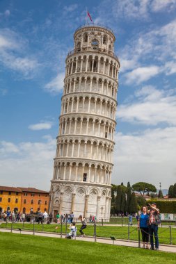 Ünlü Pisa Kulesi önünde selfie çeken yaşlı çift