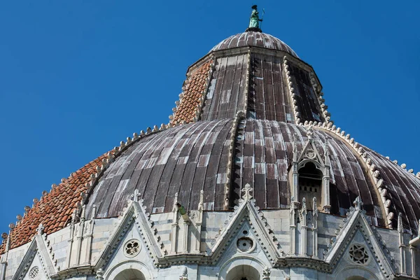 Detalle de la cúpula del Baptisterio de San Juan de Pisa contra un hermoso cielo azul — Foto de Stock