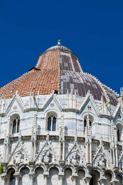 Detalle de la cúpula del Baptisterio de San Juan de Pisa contra un hermoso cielo azul — Foto de Stock