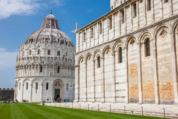 El Baptisterio de San Juan de Pisa y la Catedral Metropolitana Primaria de la Asunción de María — Foto de Stock