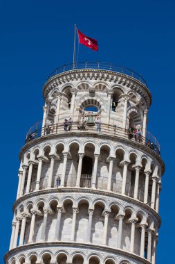 Pisa ünlü Eğik Kulesi'nin tepesinde turistler