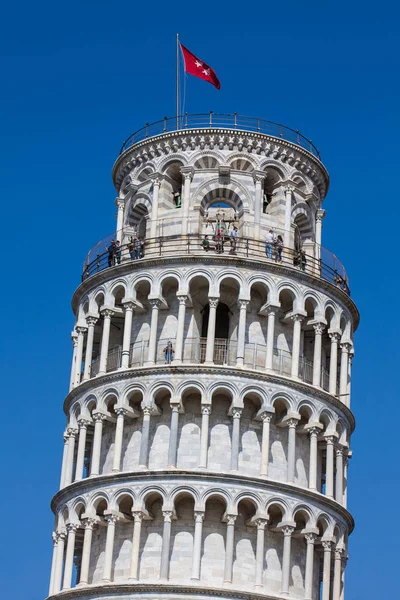 Turistas en la cima de la famosa Torre Inclinada de Pisa — Foto de Stock