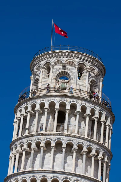 Pisa ünlü Eğik Kulesi'nin tepesinde turistler — Stok fotoğraf