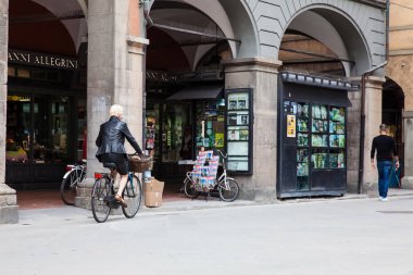 Pisa şehir merkezinde kıdemli bayan bisikletçi
