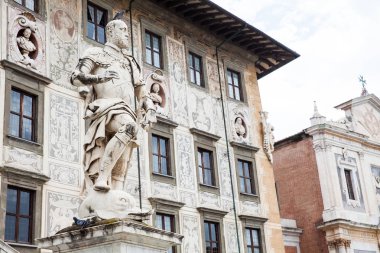 Palazzo della Carovana önünde Cosimo I de Medici heykeli 1564 yılında Pisa Knights Meydanı'nda sarayda bulunan inşa