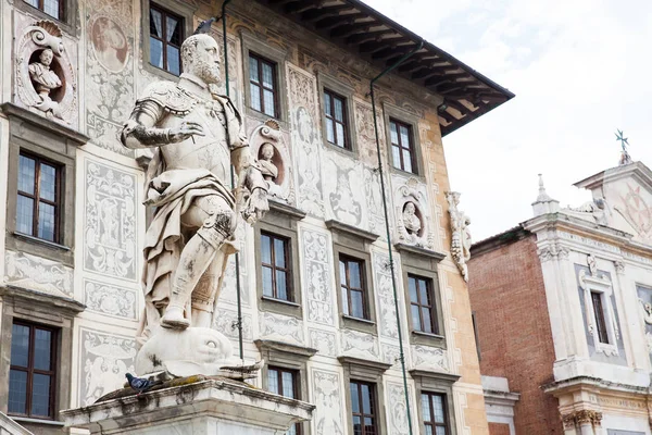 A estátua de Cosme I de Médici em frente ao Palazzo della Carovana construído em 1564 localizado no palácio na Praça dos Cavaleiros em Pisa — Fotografia de Stock