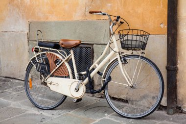 Pisa güzel sokaklarında park bisiklet