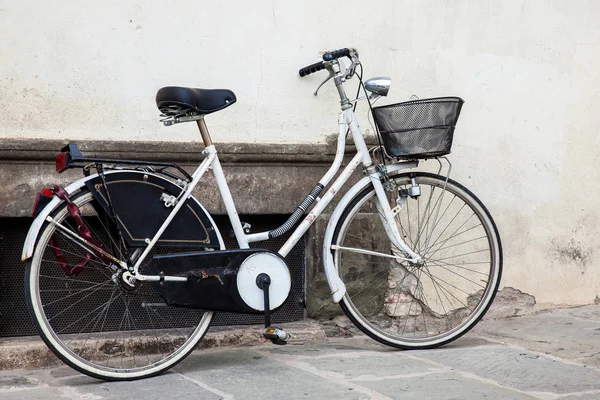Geparktes Fahrrad in den schönen Straßen von Pisa — Stockfoto
