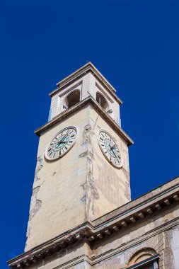 14. yüzyılda inşa edilmiş tarihi Palazzo Gambacorti saat kulesi
