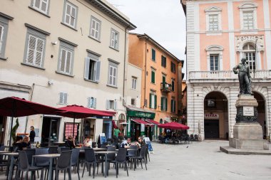 Giuseppe Garibaldi'nin 1892'de Ettore Ferrari tarafından Pisa'daki Garibaldi Meydanı'nda yaptığı bronz heykel