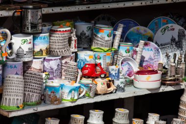 Pisa Kulesi'ne yakın turistler için hediyelik eşyalar satıldı