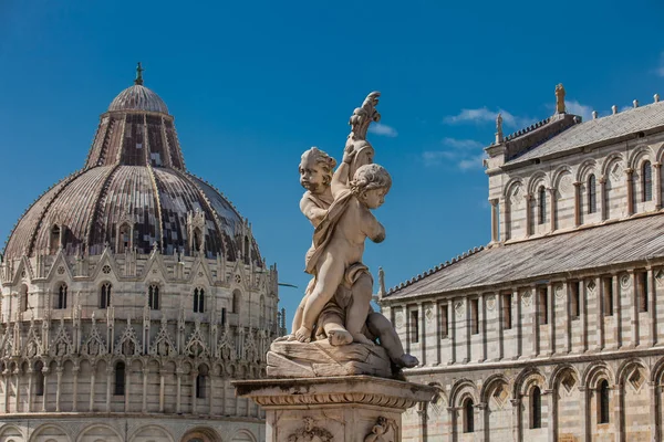 Fontana Dei Putti, Catedral de Pisa y el Baptisterio de San Juan — Foto de Stock