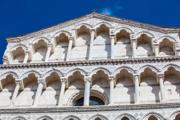Detaljer om den vakre kirken San Michele in Borgo, bygget på 1000-tallet i Pisa – stockfoto