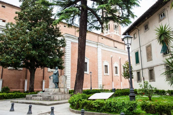 Monumento al matemático y político Ulisse Dini en Pisa — Foto de Stock