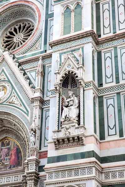 Detalhe da fachada da bela Catedral de Florença consagrada em 1436 — Fotografia de Stock