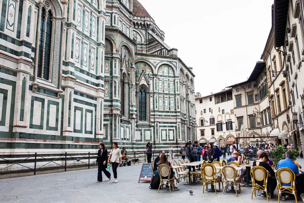 Turistas em um restaurante ao lado da bela Catedral de Florença consagrada em 1436 — Fotografia de Stock