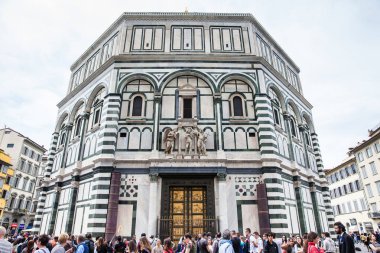 Floransa'da St John Vaftizhanesi'nde Turistler