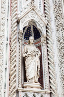 Cattedrale di Santa Maria del Fiore olarak adlandırılan güzel Floransa Katedrali'nin ön cephesindeki heykel 1436 yılında kutsanmış