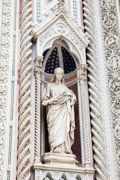 Staty på fasaden av den vackra Florens katedralen formellt kallas Cattedrale di Santa Maria del Fiore invigdes 1436 — Stockfoto