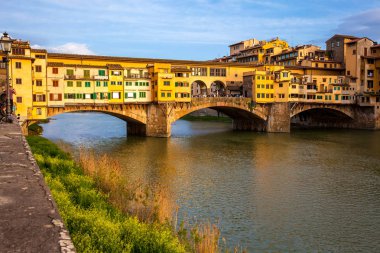 Ponte Vecchio'da altın saat Floransa'da Arno Nehri üzerinde bir ortaçağ taş kapalı spandrel segmental kemer köprü