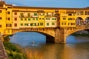 Ponte Vecchio'da altın saat Floransa'da Arno Nehri üzerinde bir ortaçağ taş kapalı spandrel segmental kemer köprü