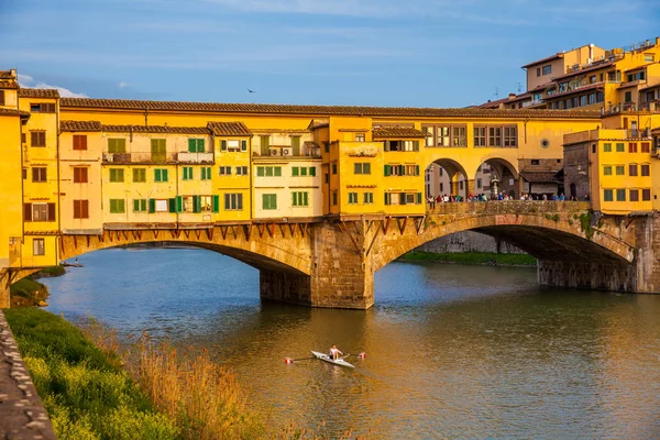 Hora de ouro na Ponte Vecchio uma ponte de arco segmentar de pedra medieval sobre o rio Arno, em Florença — Fotografia de Stock