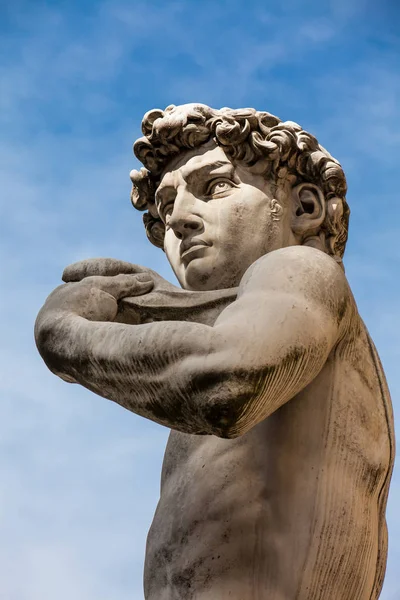 ダビデ像のレプリカ、フィレンツェのシニョーリア広場に置かれた有名なイタリアのアーティストミケランジェロの傑作 — ストック写真