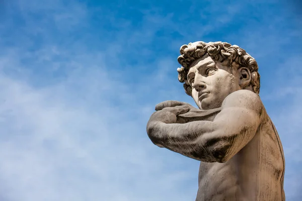 Replika av David staty, mästerverk av den berömda italienska konstnären Michelangelo placeras på Piazza della Signoria i Florens — Stockfoto