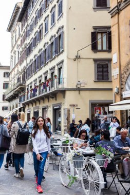 Floransa Piazza del Duomo üzerinde güzel bir restoranda Turistler