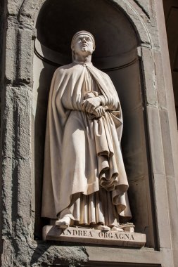 Floransa'daki Uffizi Galerisi'nin avlusunda Andrea Orgagna Heykeli