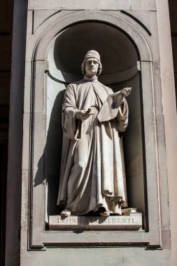 Floransa'daki Uffizi Galerisi'nin avlusunda Leon Battista Alberti Heykeli