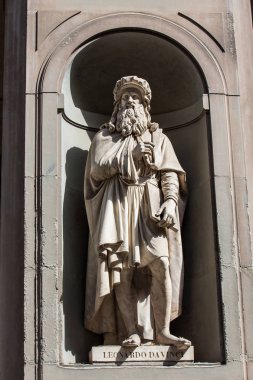 Floransa'daki Uffizi Galerisi'nin avlusunda Leonardo Da Vinci Heykeli