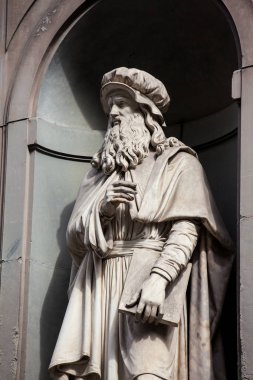 Floransa'daki Uffizi Galerisi'nin avlusunda Leonardo Da Vinci Heykeli