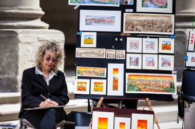 Floransa'daki Uffizi Galerisi'nin avlusunda eserlerini satan sanatçı