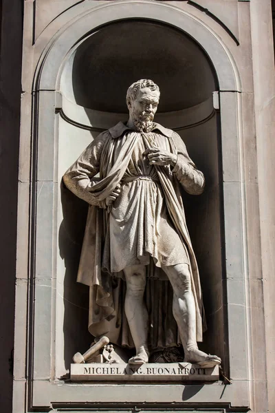 Statua Michelang Buonarroti nel cortile della Galleria degli Uffizi di Firenze — Foto Stock