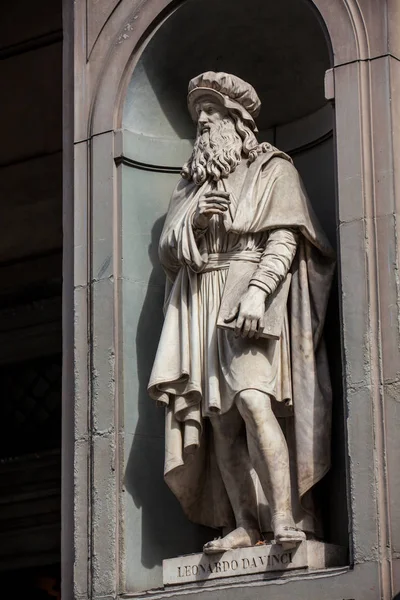 Статуя Леонардо да Винчи во дворе галереи Уффици во Флоренции — стоковое фото